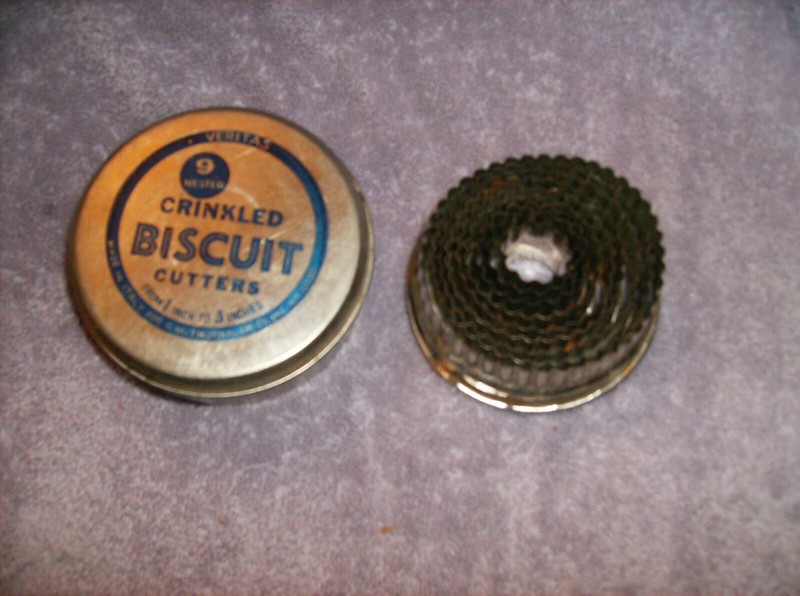 9 PC CRINKLE BISCUIT CUTTERS IN TIN CAN STORAGE 1" TO 3" DIAMETER CANDY COOKIE gallery