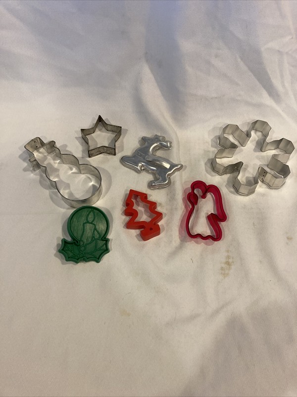 30) Lot of 7 Metal & Plastic Christmas Cookie Cutters – All different –