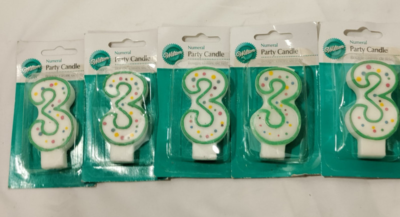 Lot of 23 Wilton 3" Numeral Cake Candles NEW-?,0,1,3,6,7 and 8 gallery