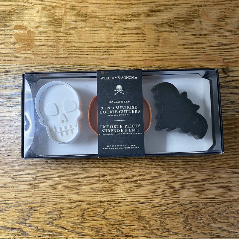 Williams-Sonoma Halloween 3 in 1 Surprise Cookie Cutters Bat Pumpkin Skull