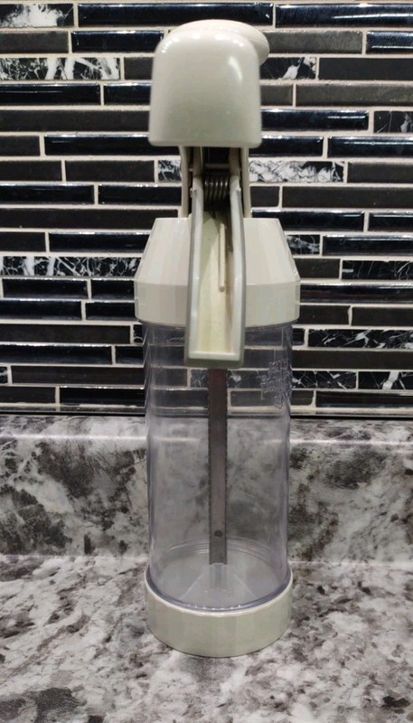 Pampered Chef 1525 Cookie Press with 16 Discs - White gallery