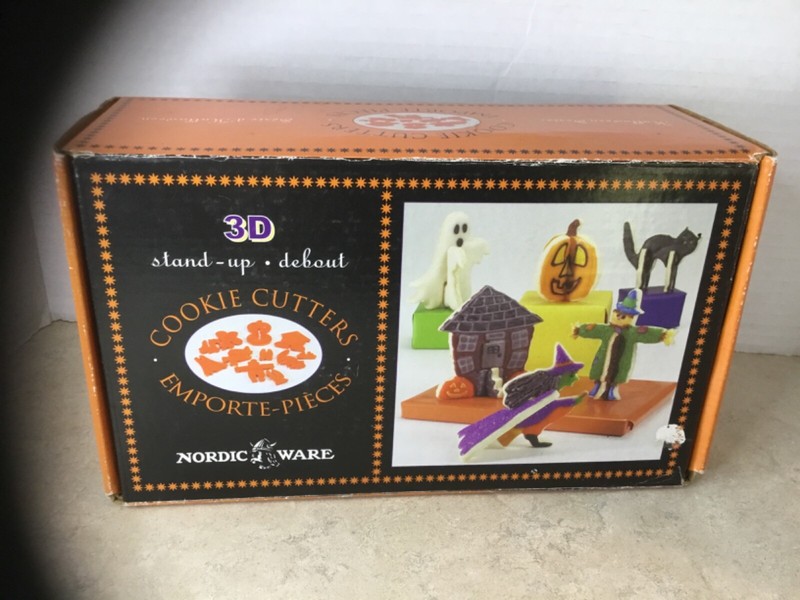 Vintage Nordic Ware Halloween Series 3D Stand-Up 12 piece Cookie Cutters