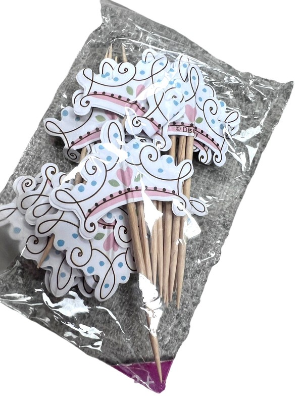 Wilton Disney Princesses Birthday Kit – Candle, Cake Topper & Cupcake Pins gallery