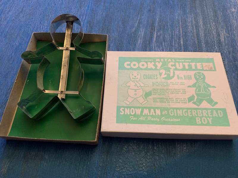 VTG. Metal 8″ Snow Man / Gingerbread Boy Cookie Cutter-in ORIG. BOX