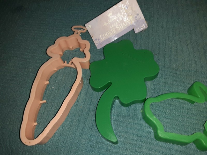 St. Patty’s clover, Carrot AND BUNNY EASTER SET OF 3 plastic COOKIE CUTTERS
