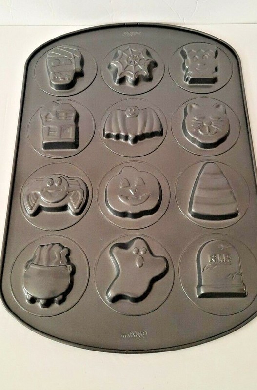 Wilton Halloween 12 Cavity Non-Stick Muffin Pan Ghost Pumpkin Bat Haunted House