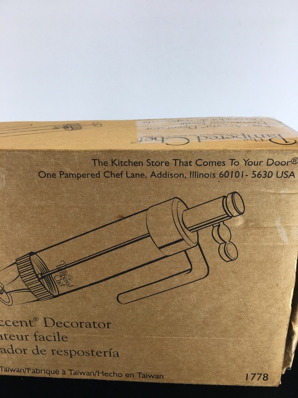 The Pampered Chef #1778 Easy Accent Decorator Cake Frosting Baking w/ Box gallery
