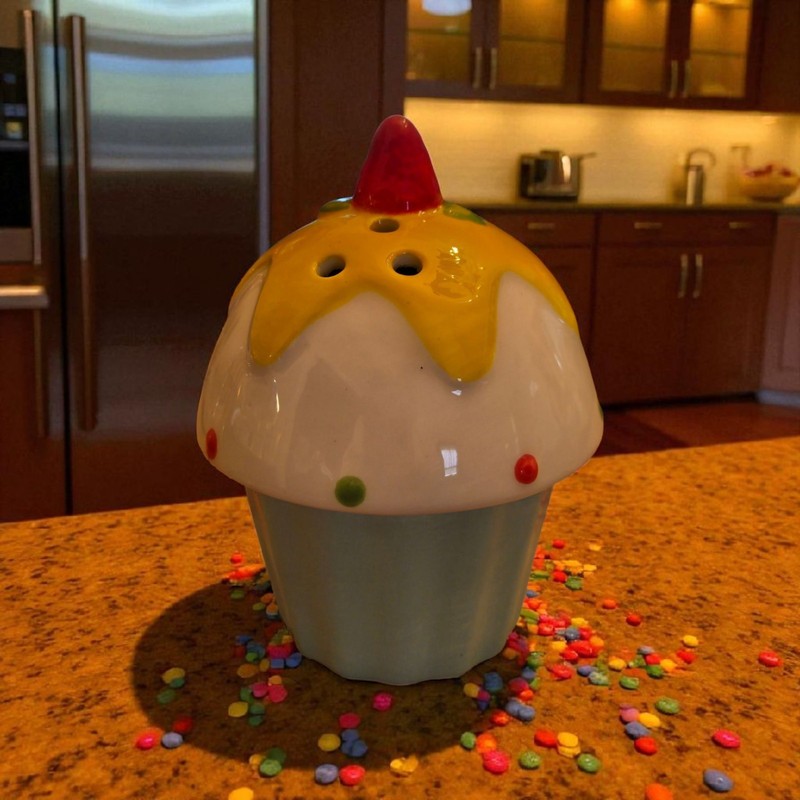 Ceramic Cupcake Sprinkles Shaker. (61)
