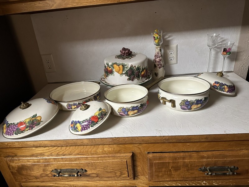 Gorgeous Kitchen Cook Wear And Cake Plate gallery