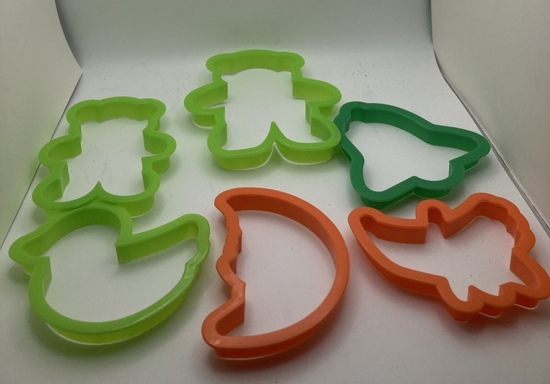 Lot Of 6 misc. Cookie Cutters Play dough Cutters Bears Bell Duck Moon Bat