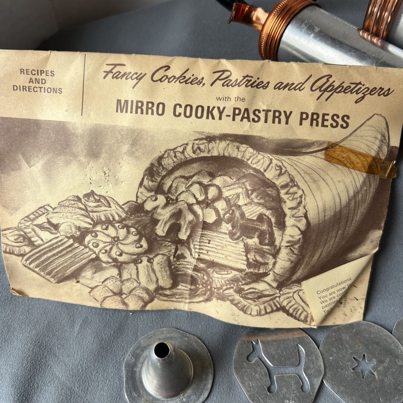 Vtg Mirro Cooky Pastry Twist Press Decorator Set 12 Plates, 9 tips, recipe book gallery