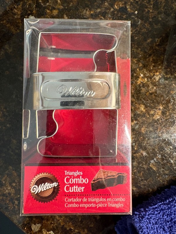 Wilton 2308-1473 Brownie Triangle Combo Cutter New original packaging. Unopened