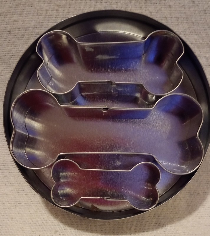 Fox Run 3-Piece Stainless Steel Dog Bone Cookie Cutters with Storage Tin gallery