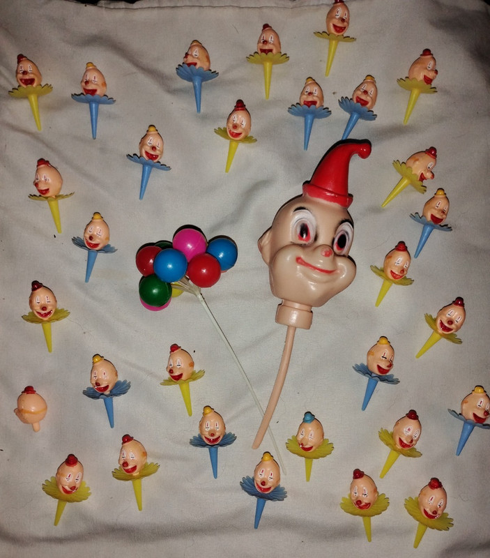 VINTAGE LOT OF CLOWN CAKE TOPPERS 30 SMALL CLOWNS & A BIG CLOWN & BALLOONS