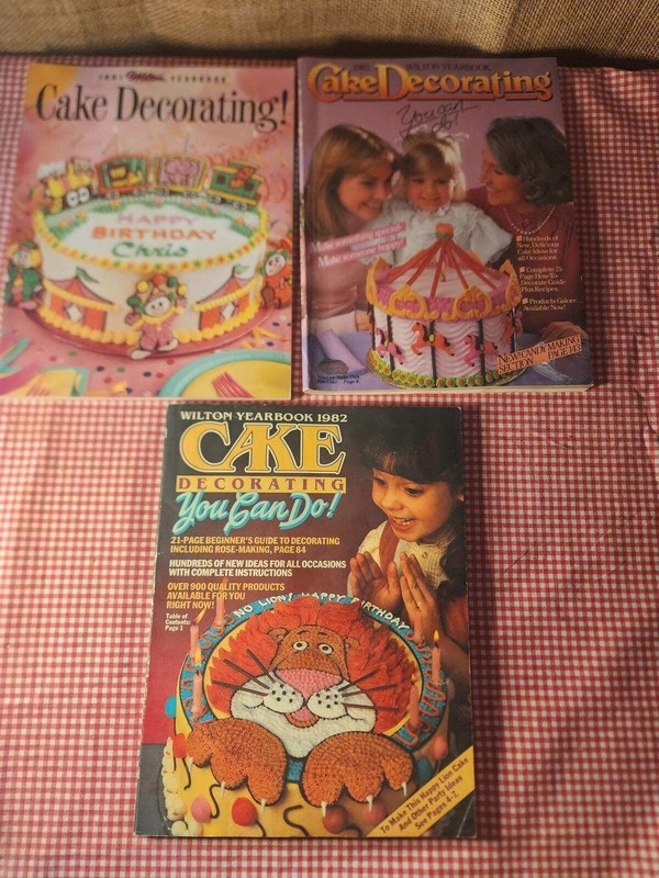 11 Piece Mixed Lot Vintage Wilton Cake Decorating Books gallery