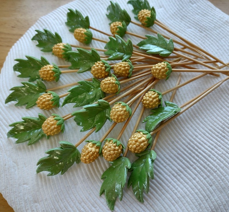 16 GUM PASTE BERRIES & LEAVES (other colors available) Decorate Your Own Cakes!! gallery