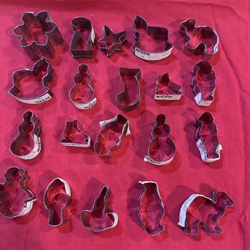 Vintage Christmas Lot of 20 Tin Tiny Mini Cookie Cutters Hors D’oeuvres Cakes