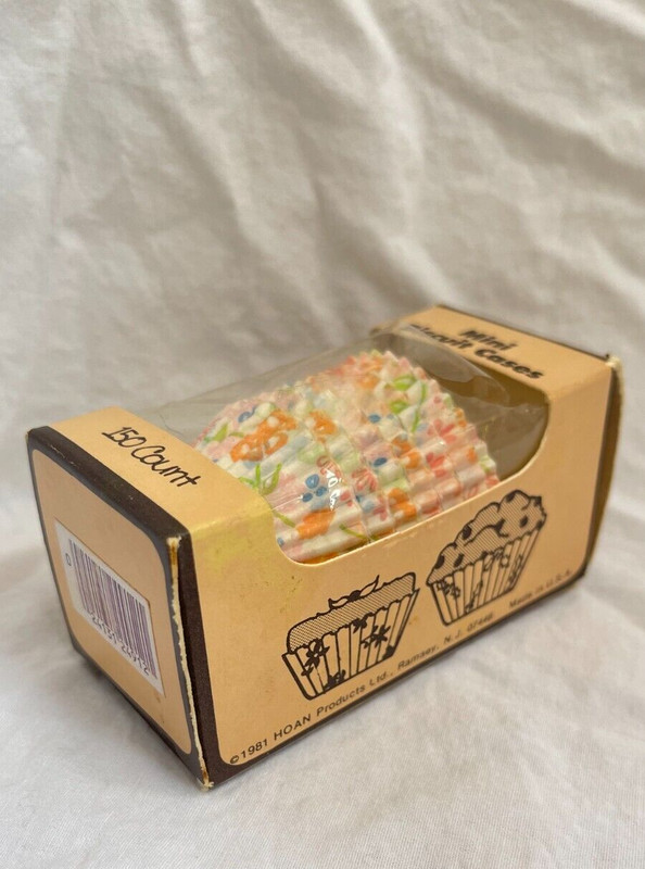 Vintage Hoan Flower Pattern Cases Mini Biscuit Cases Cupcake Liners 1981 OPEN gallery