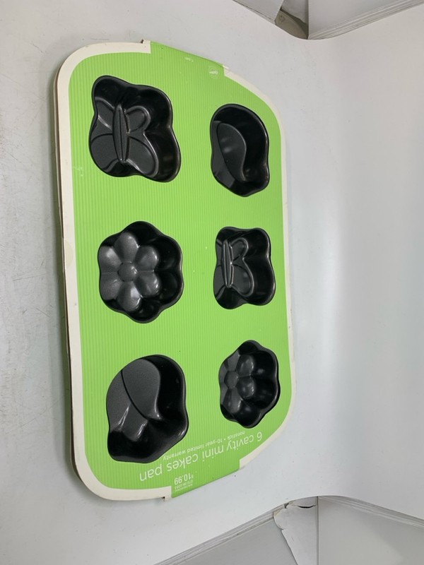 6 ASSORTED MINI CAKES PAN.