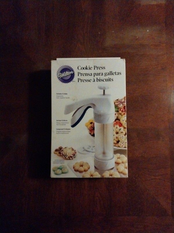 Wilton Comfort Grip Cookie Press With 12 Cookie Shapes