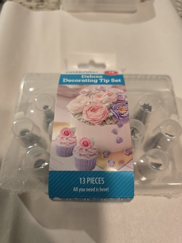 13 PIECE DELUXE DECORATING TIP SET IN STORAGE CASE