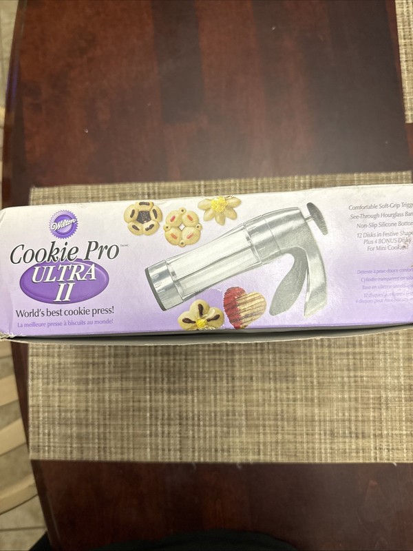 Wilton Cookie Pro Ultra II Soft Grip w/17 Shape Discs Cookie Press Baking gallery