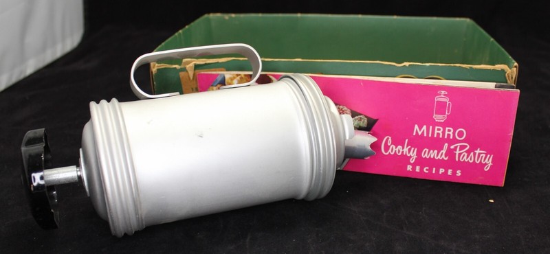 Vintage Mirro Cookie Cookie Pastry Press 11 Discs 3 Tips Recipe Booklet Box gallery