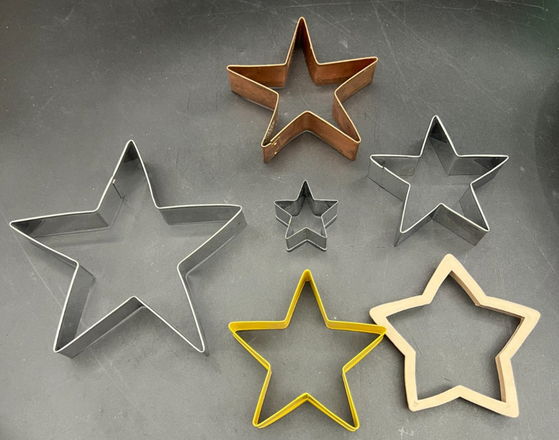 Assortment of 6 Star Cookie Cutters-Cooper-Metal-Plastic-Different Sizes gallery