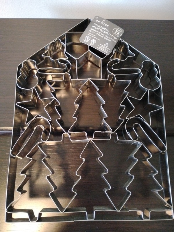 Cookie Cutter Crofton Gingerbread House 21 piece gallery