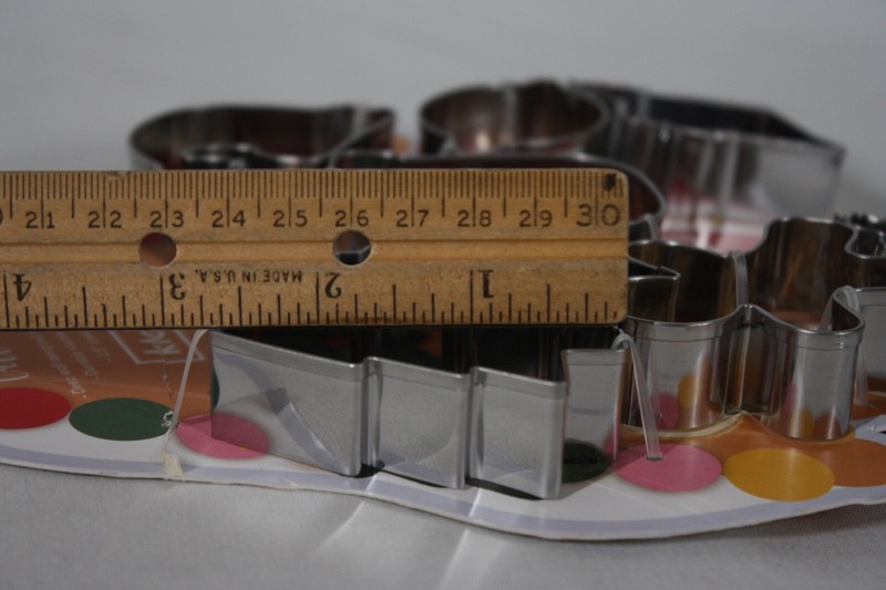 KTCHN MINI STAINLESS STEEL SET OF 8 CHRISTMAS COOKIE CUTTER SET NEW ON CARD gallery