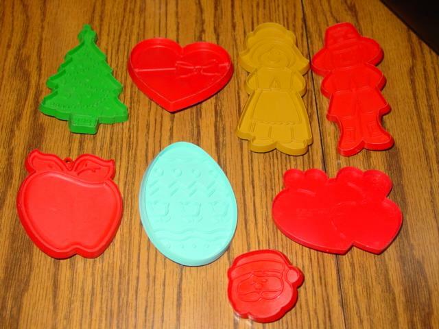 (8) Vintage HALLMARK Cookie Cutters : Pilgrims, Valentine, Christmas, Easter Egg