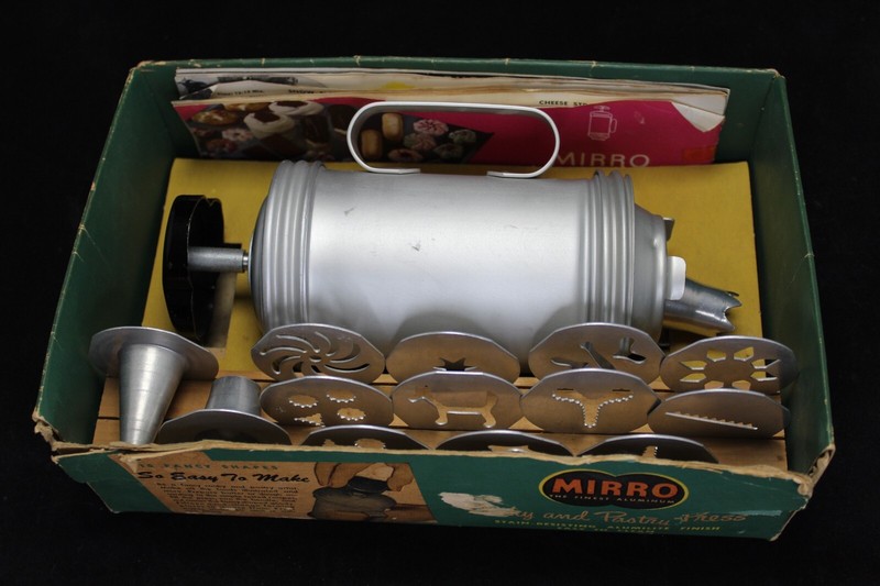 Vintage Mirro Cookie Cookie Pastry Press 11 Discs 3 Tips Recipe Booklet Box gallery