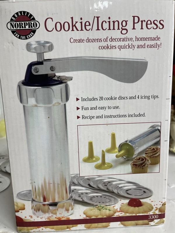 Norpro Cookie/Icing Press 20 Cookie Discs 4 Icing Tips & Instructions