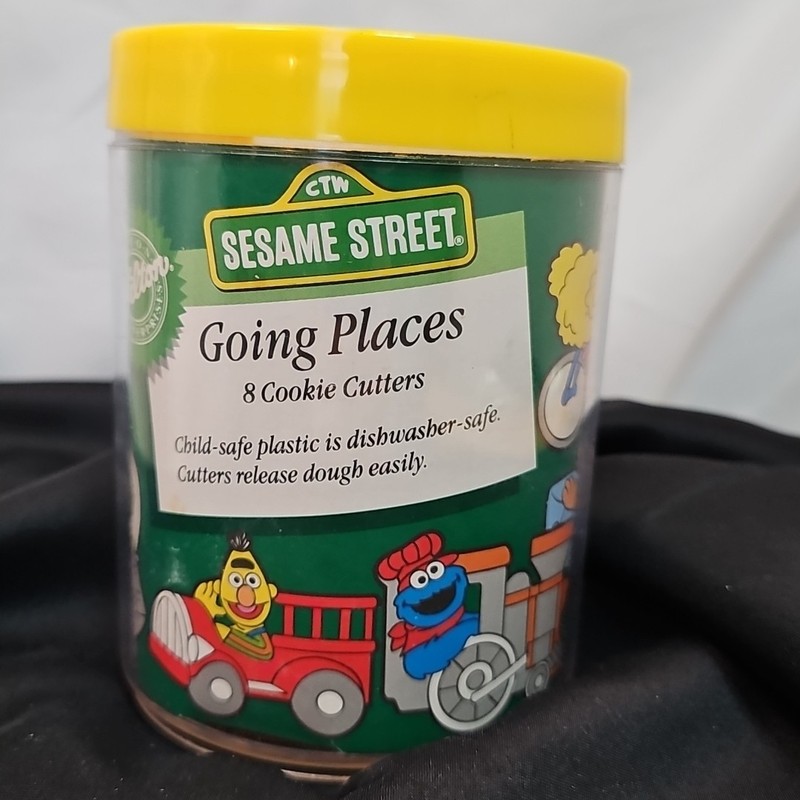 Vintage Wilton Sesame Street Going Places 8 Plastic Cookie Cutters Yellow