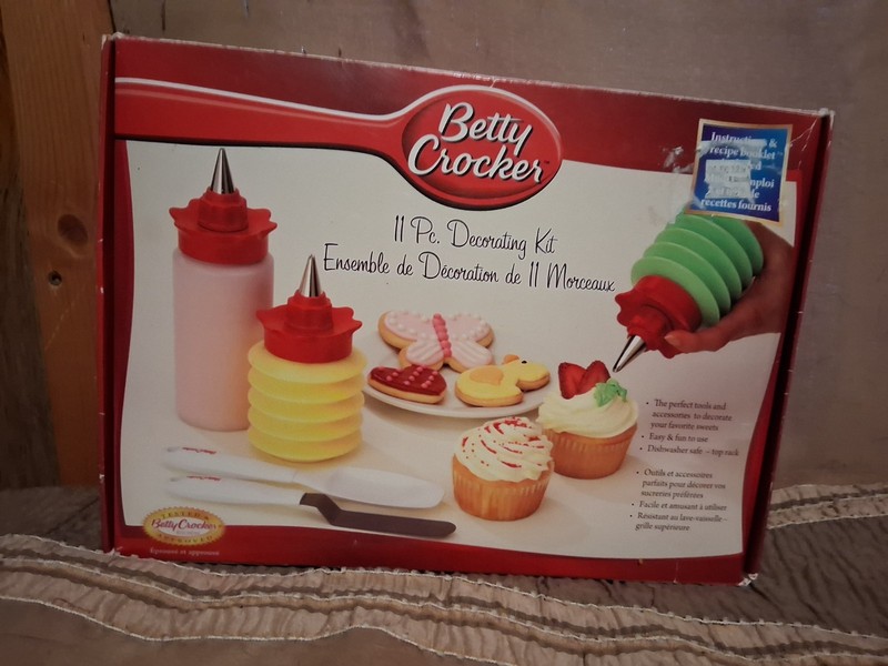 Betty Crocker 11 Piece Decorating Kit Cookies Cupcakes Recipe Book New Open Box