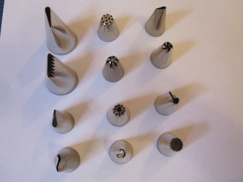 New Cake Decorating Tips, Lot of 12 All Different