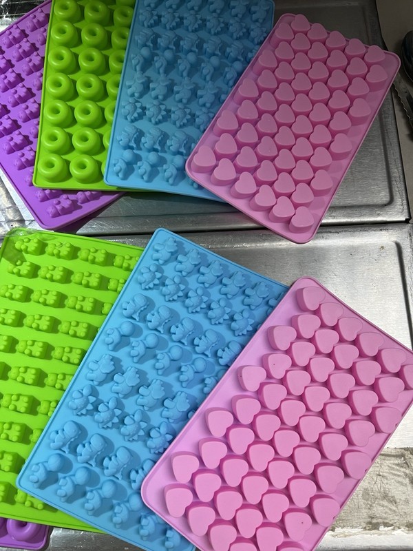 NEW IN PACKAGE! Silicone Candy Molds With Droppers 16 Pcs. gallery