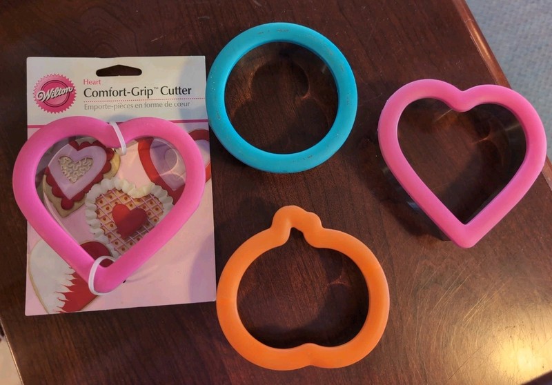 Wilton Comfort Grip Cookie Cutters: Heart x2, Pumpkin, Circle