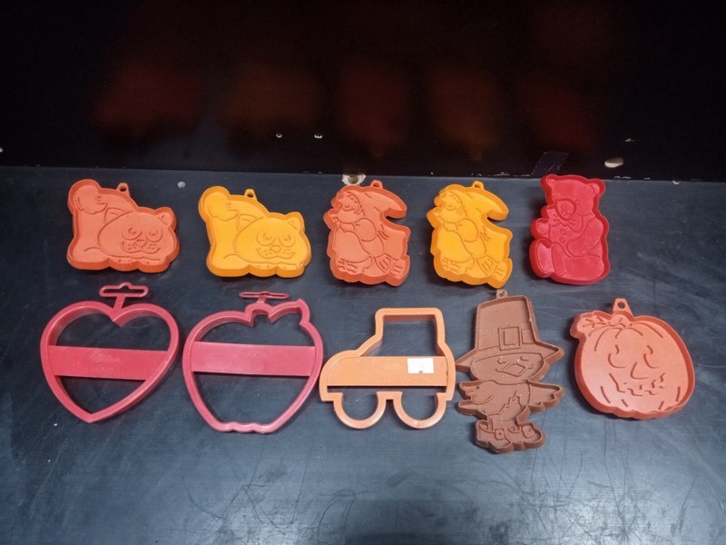 10 Vintage Wilton and Hallmark Cookie Cutters Cutter lot Heart Apple Skate Cat gallery