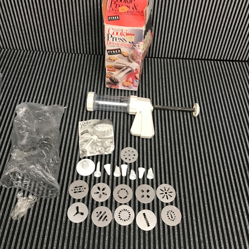 Classic PYREX 20 pc Cookie Gun Press & Decorating Set w/ Box