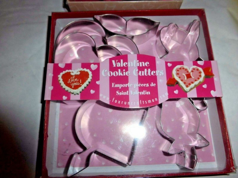 * Lot of Cookie Cutters Wilton~ANIMALS & CHRISTMAS + FOX RUN VALENTINE CUTTERS gallery