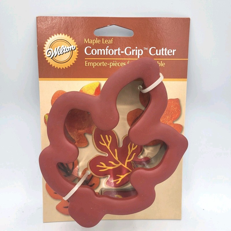 Wilton 2017 Comfort Grip Maple Leaf Cutter, Dough / Cookie Cutter, NEW