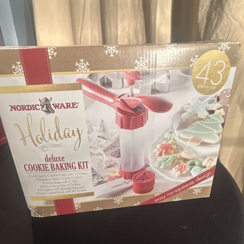 Nordic Ware Holiday Spritz Cookie Kit, Celebrate It Cutters, Leaf Cutters