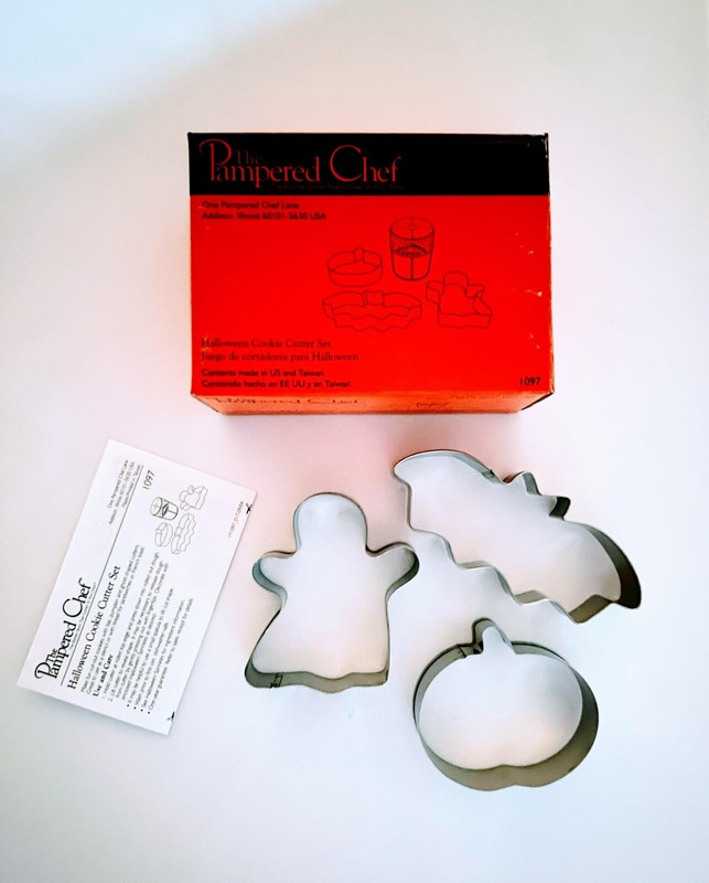 B67 Pampered Chef Halloween Cutters Set and/Tin Mini Cookie Cutters