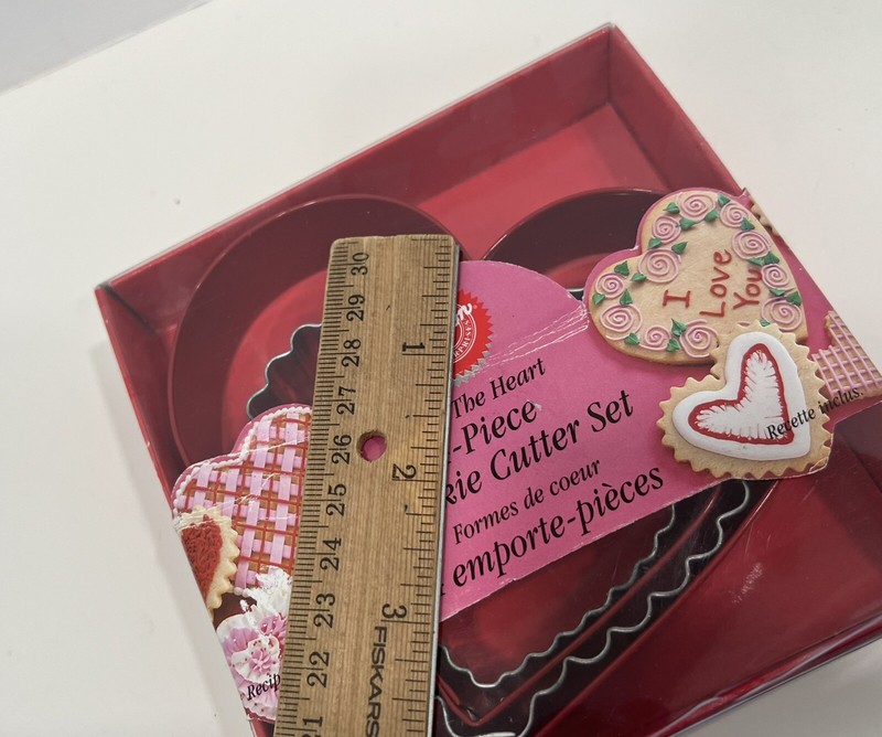 Vintage Wilton Valentine's Heart Metal Cookie Cutter Set 4 Piece Boxed New 1998 gallery