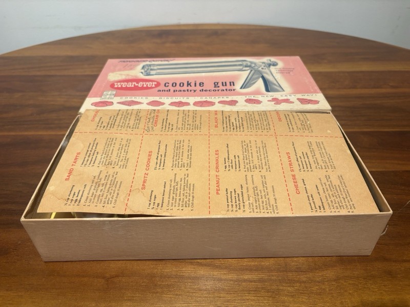 Vintage Wear-Ever Cookie Gun & Pastry Decorator # 3365. Thickness Control gallery