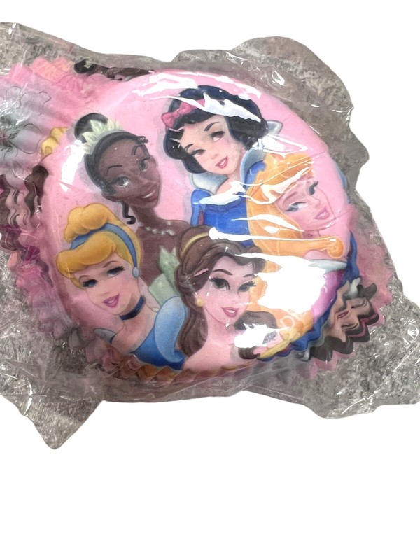 Wilton Disney Princesses Birthday Kit – Candle, Cake Topper & Cupcake Pins gallery