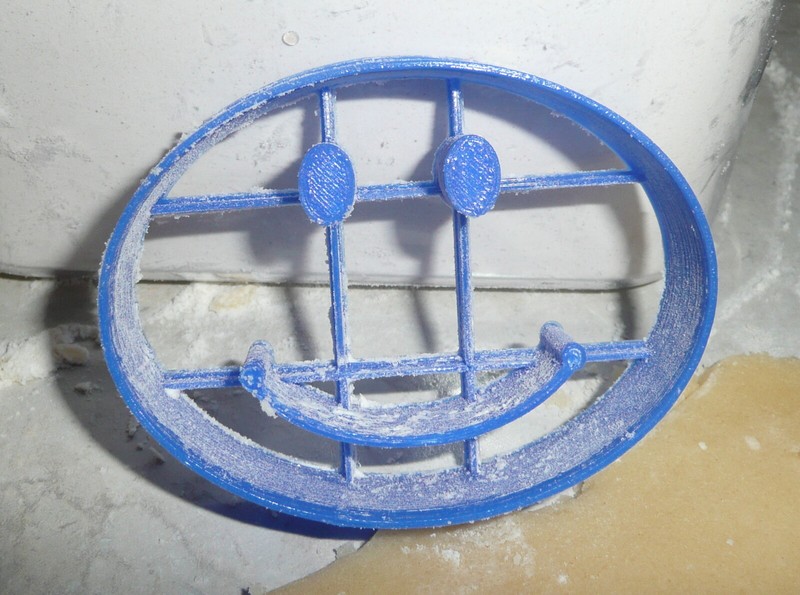 SMILEY FACE COOKIE CUTTER CAKE SPECIAL OCCASION COOKIE CUTTER USA PR255 gallery