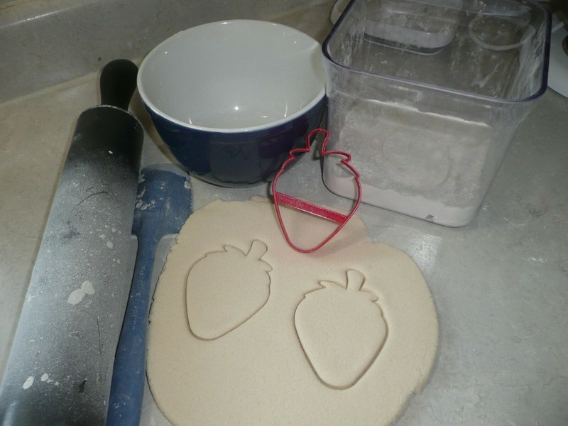 STRAWBERRY OUTLINE SWEET JUICY SUMMER FRUIT COOKIE CUTTER USA PR3768 gallery