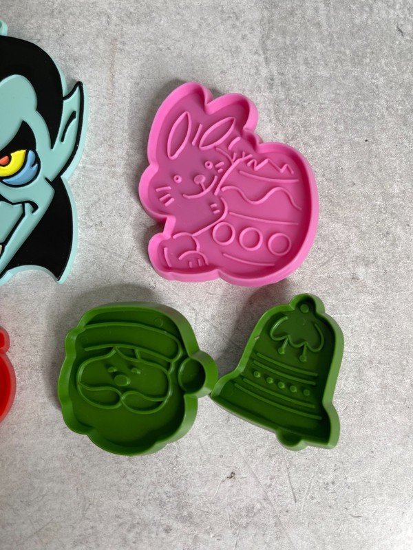 Vintage set of 5 hallmark Holiday Plastic cookie cutters Dracula bunny snowman gallery